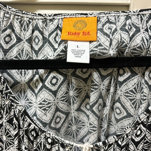 Ladies Ruby Rd. Black and white light weight smock. Size L. - Picture 2 of 4